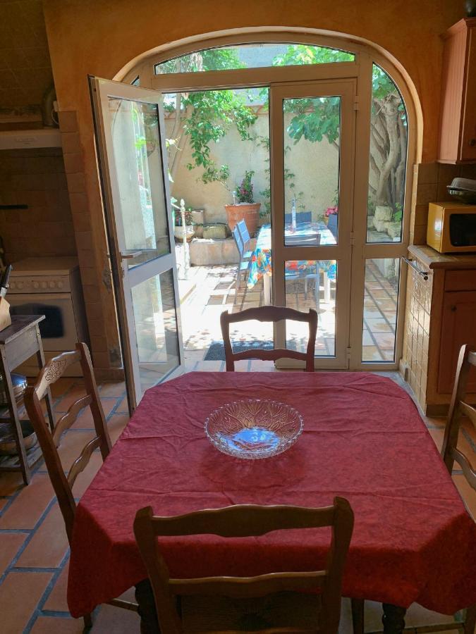 La Maison Sur La Place エーグ・モルト エクステリア 写真