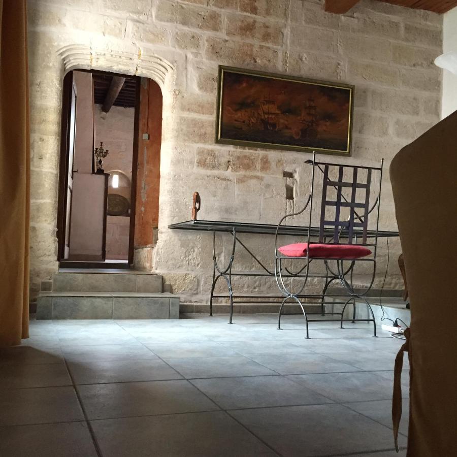La Maison Sur La Place エーグ・モルト エクステリア 写真